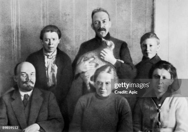 Lenin with his family at Kremlin, 1920 : front : Lenin , his wife Nadezhda Krupskaya, his sister Anna Ulyanova ; standing : his sister Maria...