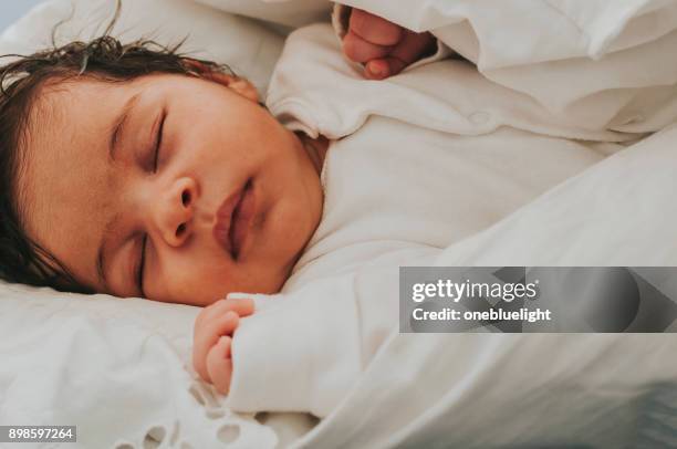 sleeping newborn baby girl - onebluelight stock pictures, royalty-free photos & images