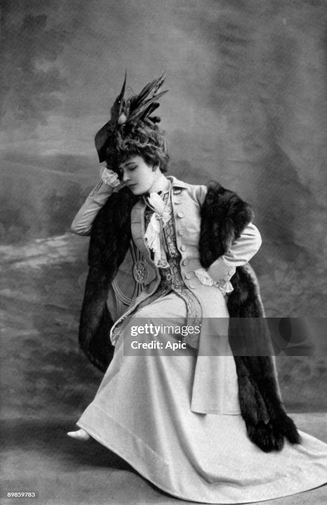 French comedian Genevieve Lantelme (1887-1911) as Andree Bouquet in play "L'age d'aimer", Paris, photo from french paper "Le Theatre" may 1905