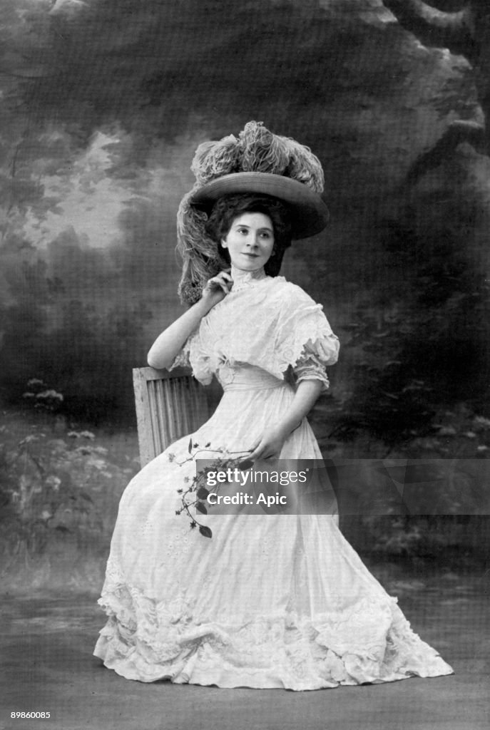 Ms. Goldstein in the Jeannine role in the play his sister in the theater athenee Nadar extracted photo journal of the theater in April 1907