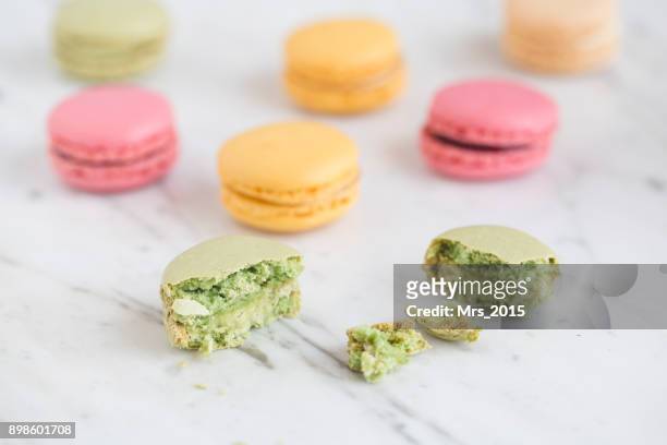 macaroons on a marble table - croquer photos et images de collection