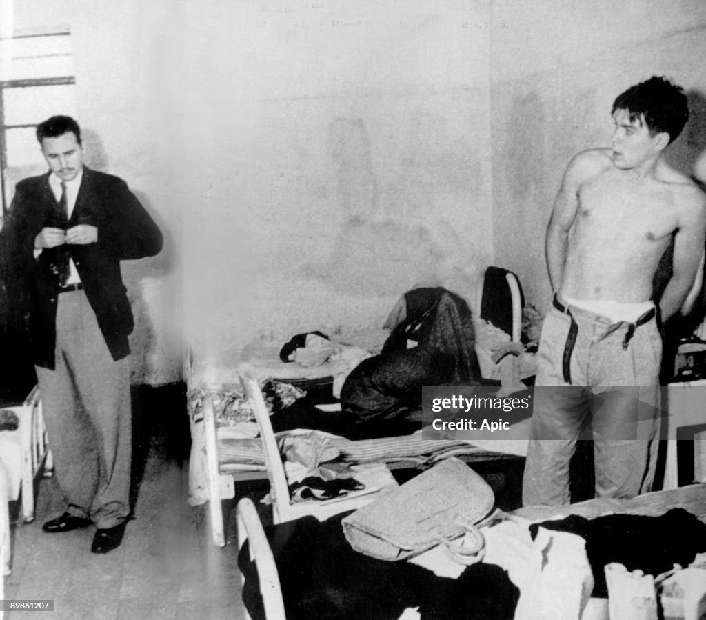Fidel Castro (l) and Ernesto Che Guevara in Miguel Schultz jail in Mexico city in june-july 1956 (in june they were arrested by mexican police when they prepared expedition in Cuba). This photo may be the 1st one showing Castro and Guevara together.