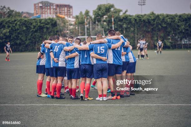 hacer una estrategia para ganar - rugby union team fotografías e imágenes de stock