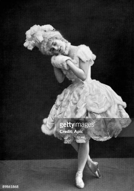 Russian dancer Anna Pavlova, photo from french paper "Le Theatre" may 1909