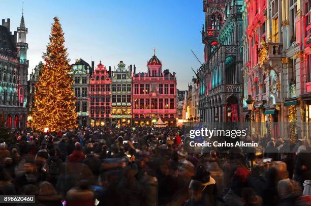 outdoor christmas at grand place - brussels - belgium - christmas market decoration stockfoto's en -beelden