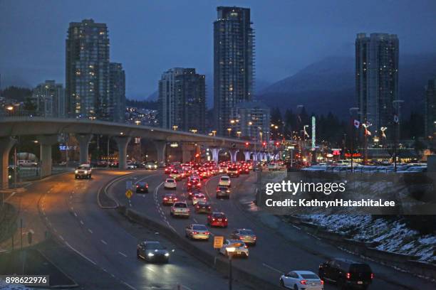 traffic on lougheed highway, coquitlam, british columbia, canada, in winter - coquitlam imagens e fotografias de stock