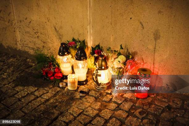 candles at the street on warsaw uprising remembrance day - denkmal stock-fotos und bilder