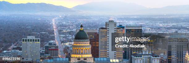 ansicht von salt lake city in der morgendämmerung - salt lake city and county verwaltungsgebäude stock-fotos und bilder