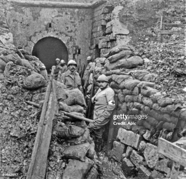 Entrance of Douaumont fort on october 24, 1916 : members of Red Cross