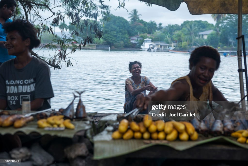 Risas en el mercado en Madang, Papua Nueva Guinea