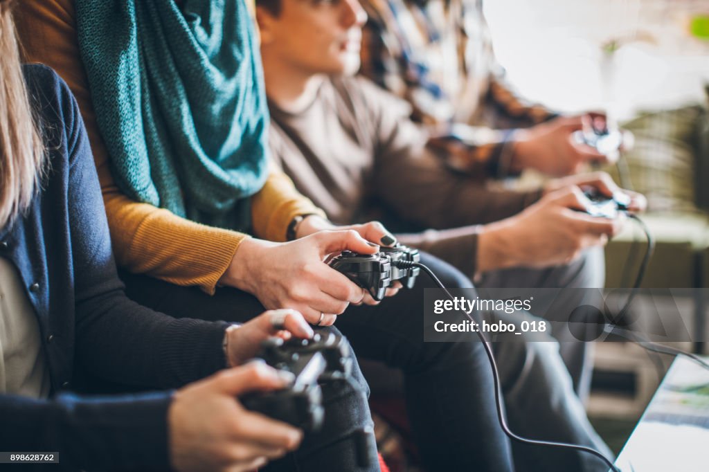 Grupo de amigos jugando juegos digitales en el país.