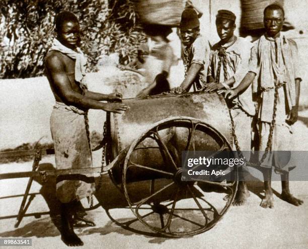 Chained slaves in Zanzibar, Tanzania c. 1860-1870