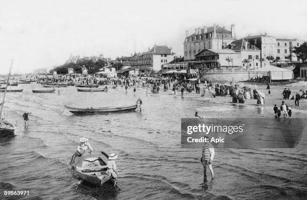 The beach when the tide comes in in Arcachon , postcard, 1907