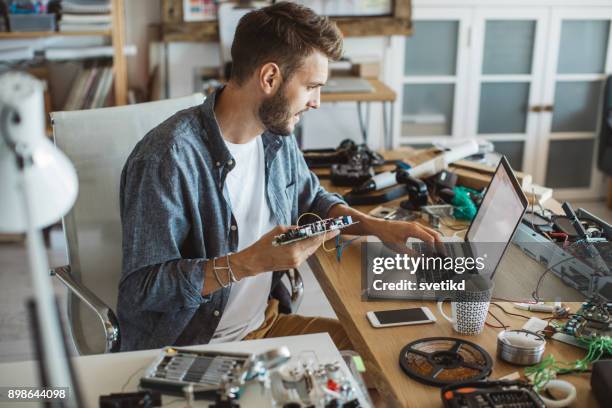 mann, die befestigung elektronische schaltung - smiling professional at work tools stock-fotos und bilder