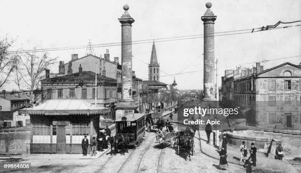 Minims columns and Paris avenue in Toulouse , postcard, c. 1900 - 1910