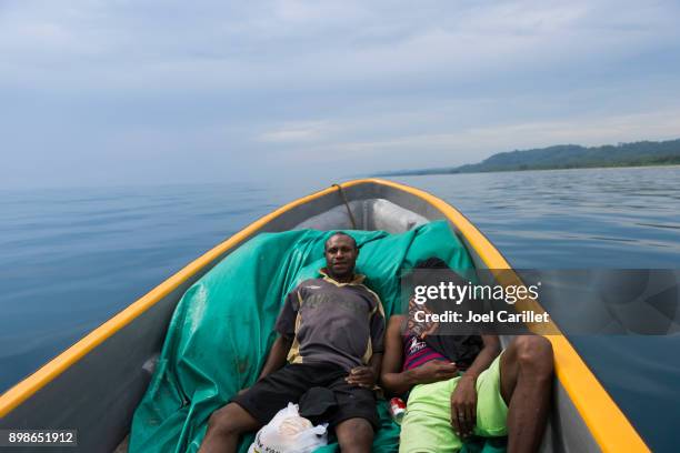 banana boottransport zwischen vanimo und aitape, papua new guinea - banana boat stock-fotos und bilder