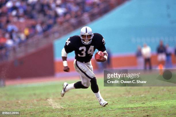 Bo Jackson of the Los Angeles Raiders rushes at the Coliseum circa 1988 in Los Angeles,California.