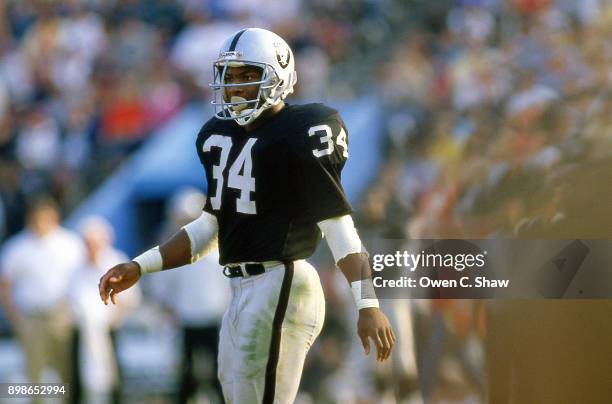 Bo Jackson of the Los Angeles Raiders at the Coliseum circa 1988 in Los Angeles,California.