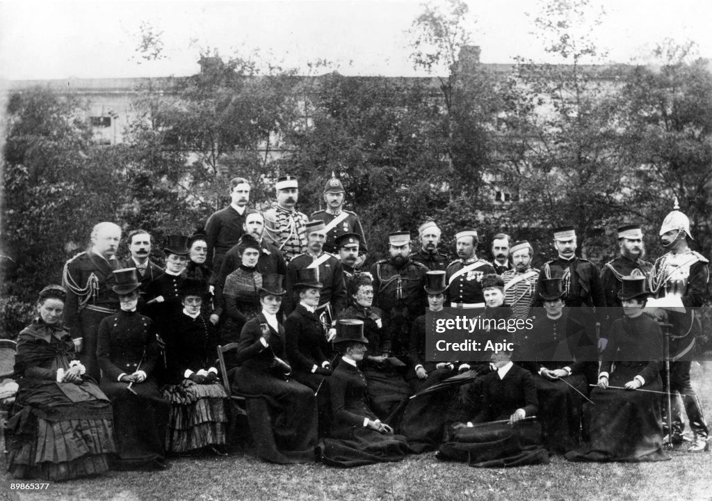 Edward VII (1841-1910), King of the Great Britain and Irish and Emperor of India and his wife the queen Alexandra born princess of Denmark (1844-1925) and their court