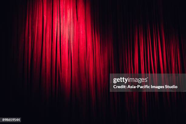 rode podium gordijn - pacific theatres stockfoto's en -beelden