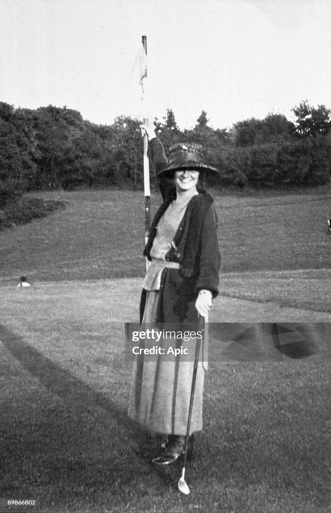 Gabrielle Chasnel called Coco Chanel (1883-1971), french fashion designer, here playing golf c.1910