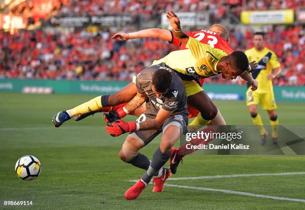 Kwabena Appiah-Kubi of the Mariners and Jordan Elsey of United collide with United goalkeeper Paul Izzo during the round 12 A-League match between...