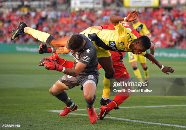 Kwabena Appiah-Kubi of the Mariners and Jordan Elsey of United collide with United goalkeeper Paul Izzo during the round 12 A-League match between...