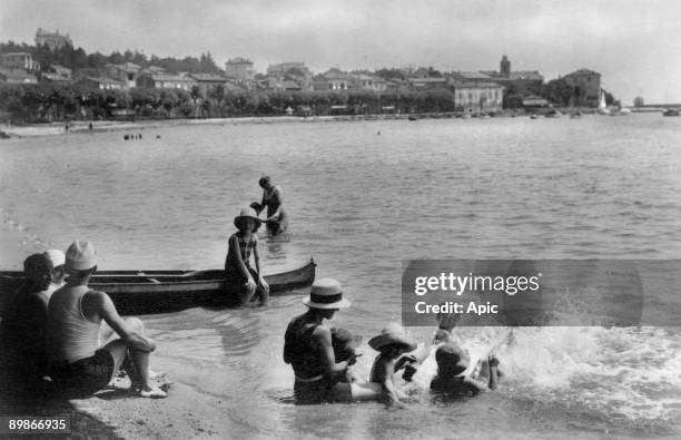 Sainte-Maxime sur Mer, France : group of bathers, postcard, c. 1932