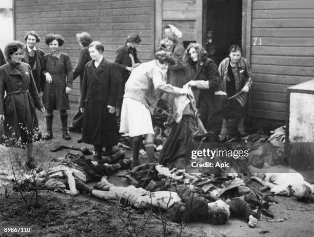 Buchenwald concentration camp during 2nd world war : women salvaging clothes on corpses