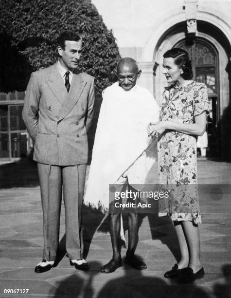 Mahatma Mohandas Karamchand Gandhi with Lord Louis Mountbatten and Edwina Ashley on march 3, 1947 in New Delhi