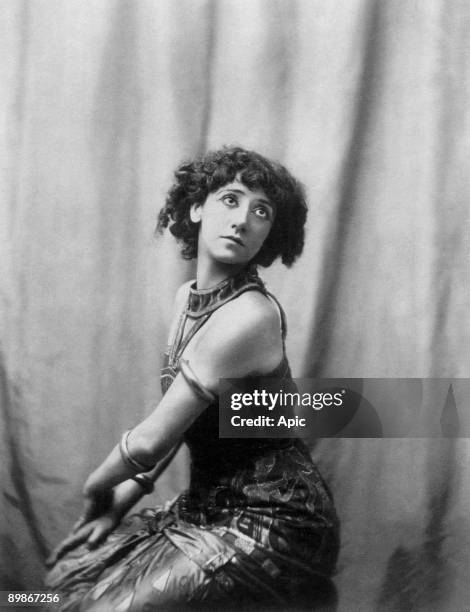 Tamara Karsavina russian dancer as slave of Cleopatra in ballet Cleopatra by MichelFokine, Paris, 1909