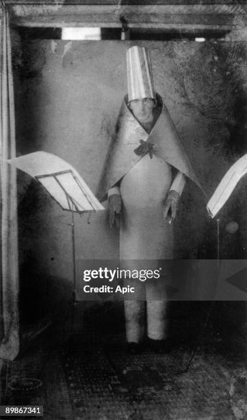 Hugo Ball Dadaist writer and poet, here wearing a cubist suit made by himself and MarcelJanco for reciting of his poems at cabaret Voltaire, Zurich,...