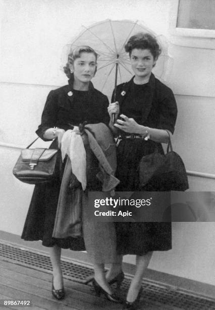 Caroline Lee Bouvier and her sister Jacqueline Bouvier on september 15, 1951 on boat to come back in USA after their travel in Europe