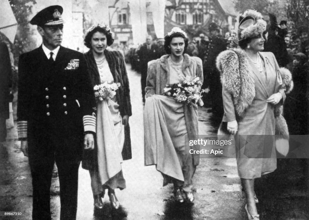Wedding of Lady PatriciaMountbatten and LordBrabourne at Romsey abbey on october 26, 1946 : king George VI of England, princesses Elizabeth (future queen Elizabeth II) and Margaret, queen Elizabeth (future queen mom)