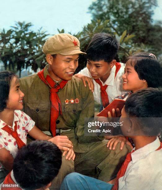 Young chinese listening Lieou Houai-an, extracurricular instructor, talking about The Little Red Book, 1966