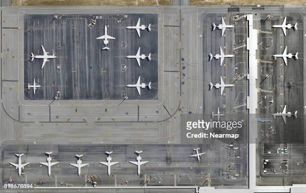 airplanes parked at airport - airport aerial imagens e fotografias de stock