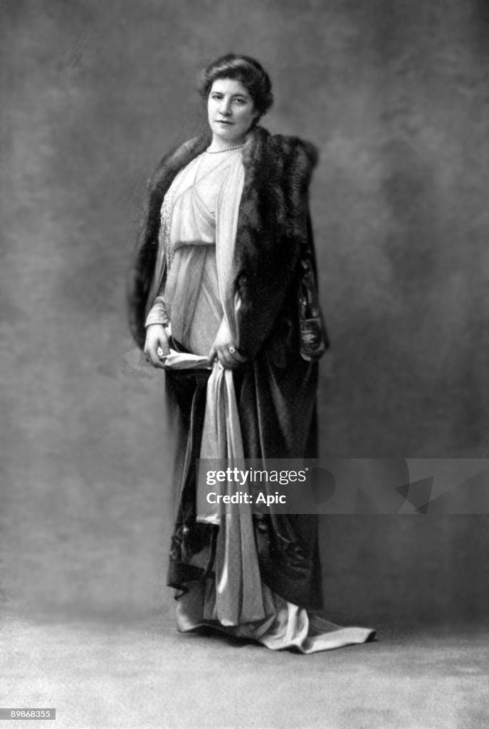 Josephine Brunschwig aka Marthe Brandes (1862-1930) french comedian as Princess Gina in play "L'exilee" by HenryKistemaeckers in Paris, photo from french paper "Le Theatre" may 1913