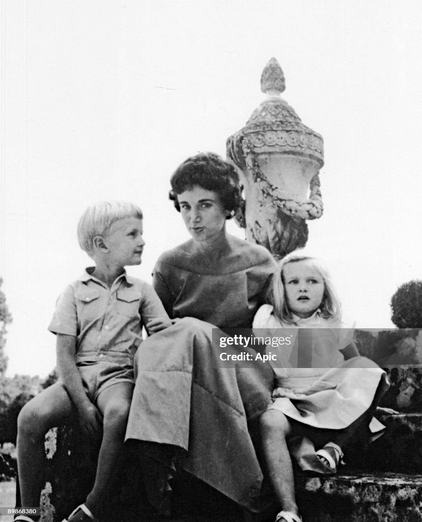 Arielle Dombasle child concurrently to has 4 years his Francion mother and her Gilbert brother in 1957