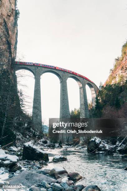 vue panoramique du train sur le viaduc de landwasser en suisse - landwasser viaduct photos et images de collection