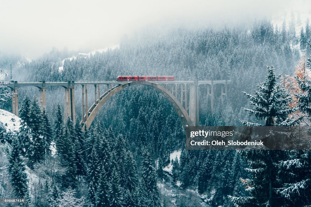Schilderachtig uitzicht op de trein op viaduct in Zwitserland