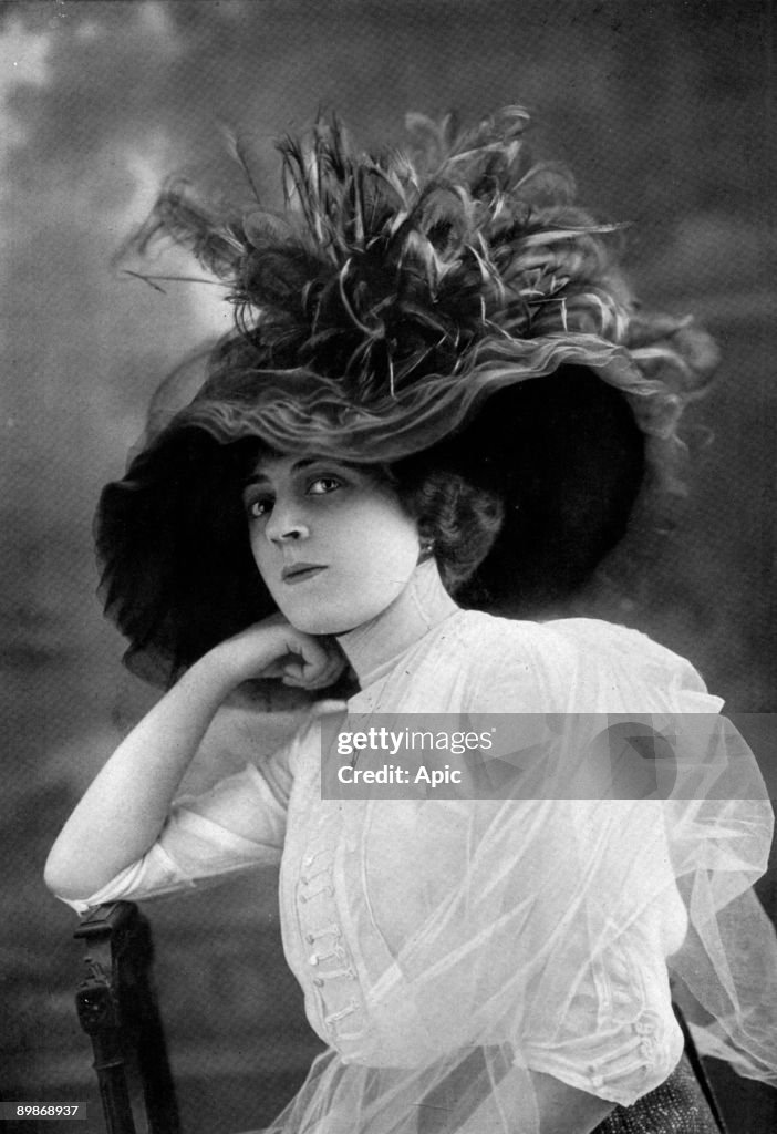 Miss Ida Rubinstein wearing a hat of Mrs. Lentheric extracted from the newspaper "The theater" in July 1912
