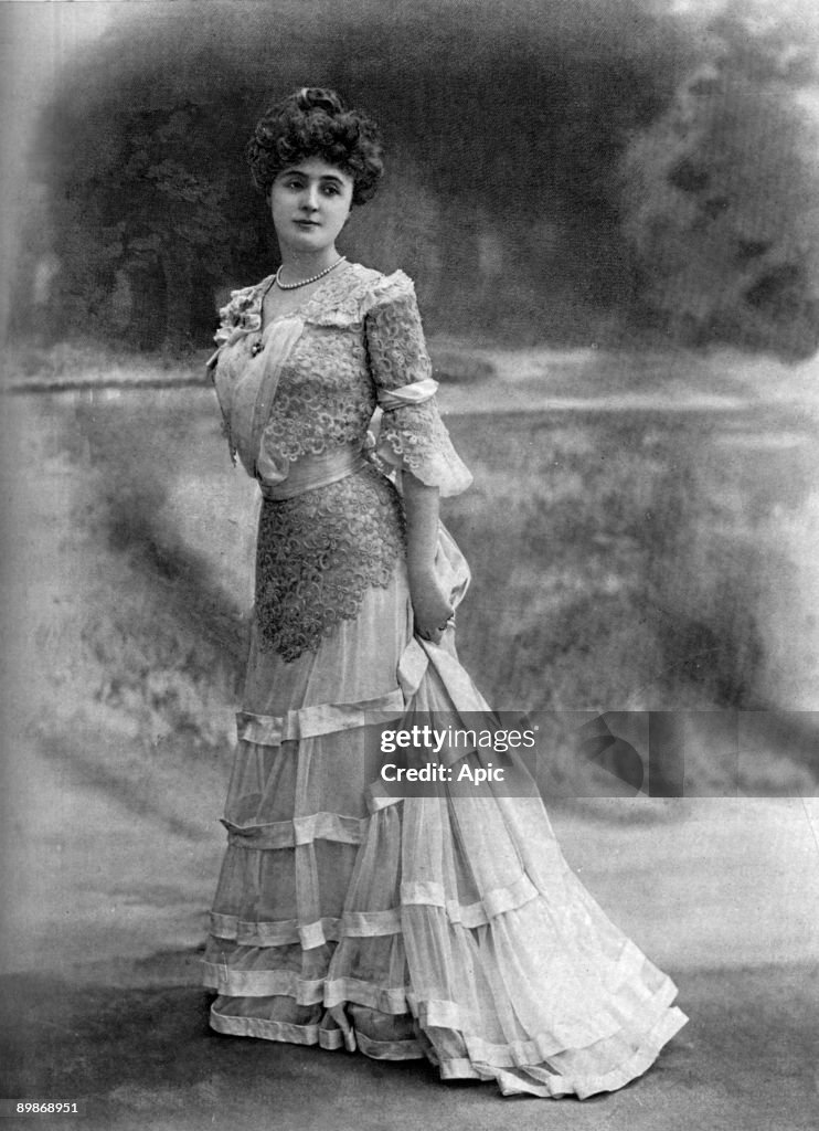 French comedian Leonie Yahne as Nialka in play "Pour etre Aimee" by LeonAlfredFourneau in Paris, photo from french paper "Le Theatre" avril 1901
