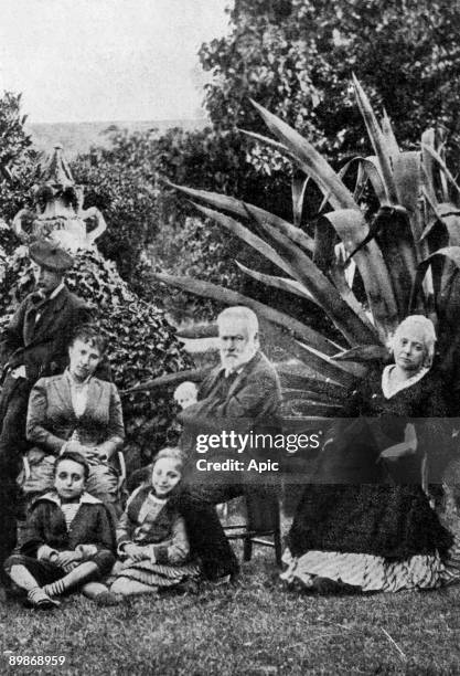 Victor Hugo in family at Hauteville House in Guernesey c. 1874 : Victor Hugo with his grand children Georges and Jeanne ; on r : Juliette Drouet