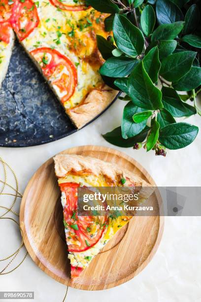 homemade puff pastry savory pie or pizza with cream cheese, sliced tomatoes, fresh chopped dill, top view - savory sauce 個照片及圖片檔