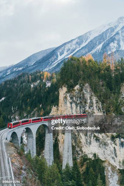 vue panoramique du train sur le viaduc de landwasser en suisse - landwasser viaduct photos et images de collection