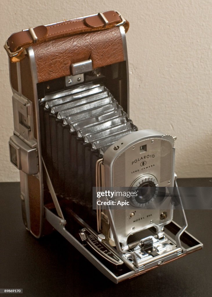Camera In 1948 Polaroid land camera model 95, invented by Edwin Land, 1948-1953 News ...
