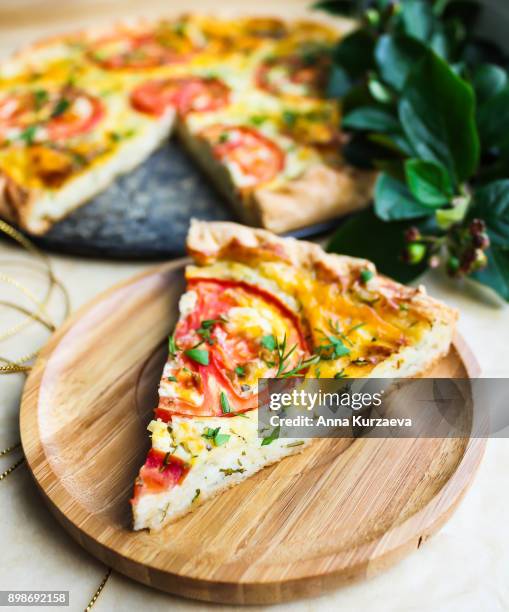 homemade puff pastry savory pie or pizza with cream cheese, sliced tomatoes, fresh chopped dill, selective focus - savory sauce 個照片及圖片檔