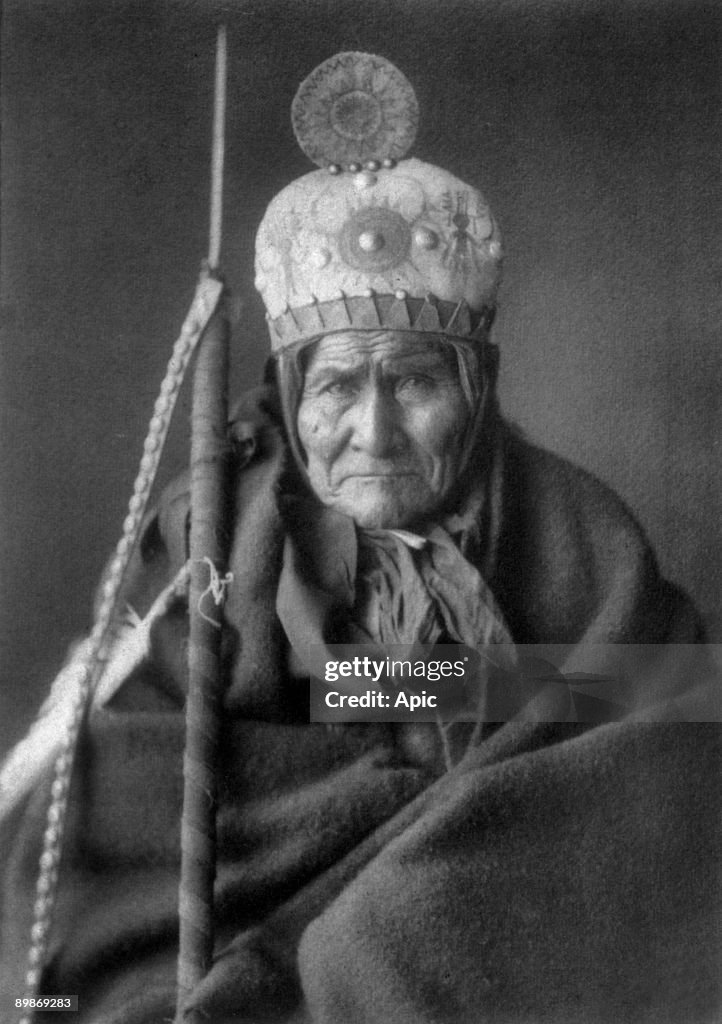 Geronimo (1829-1909) Apache leader, 1905, photo by Edward S. Curtis