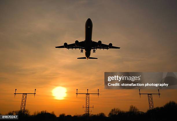 sunset airbus. - heathrow airport fotografías e imágenes de stock