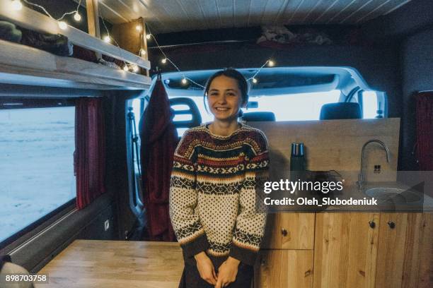 frau im bus - motorhome winter stock-fotos und bilder